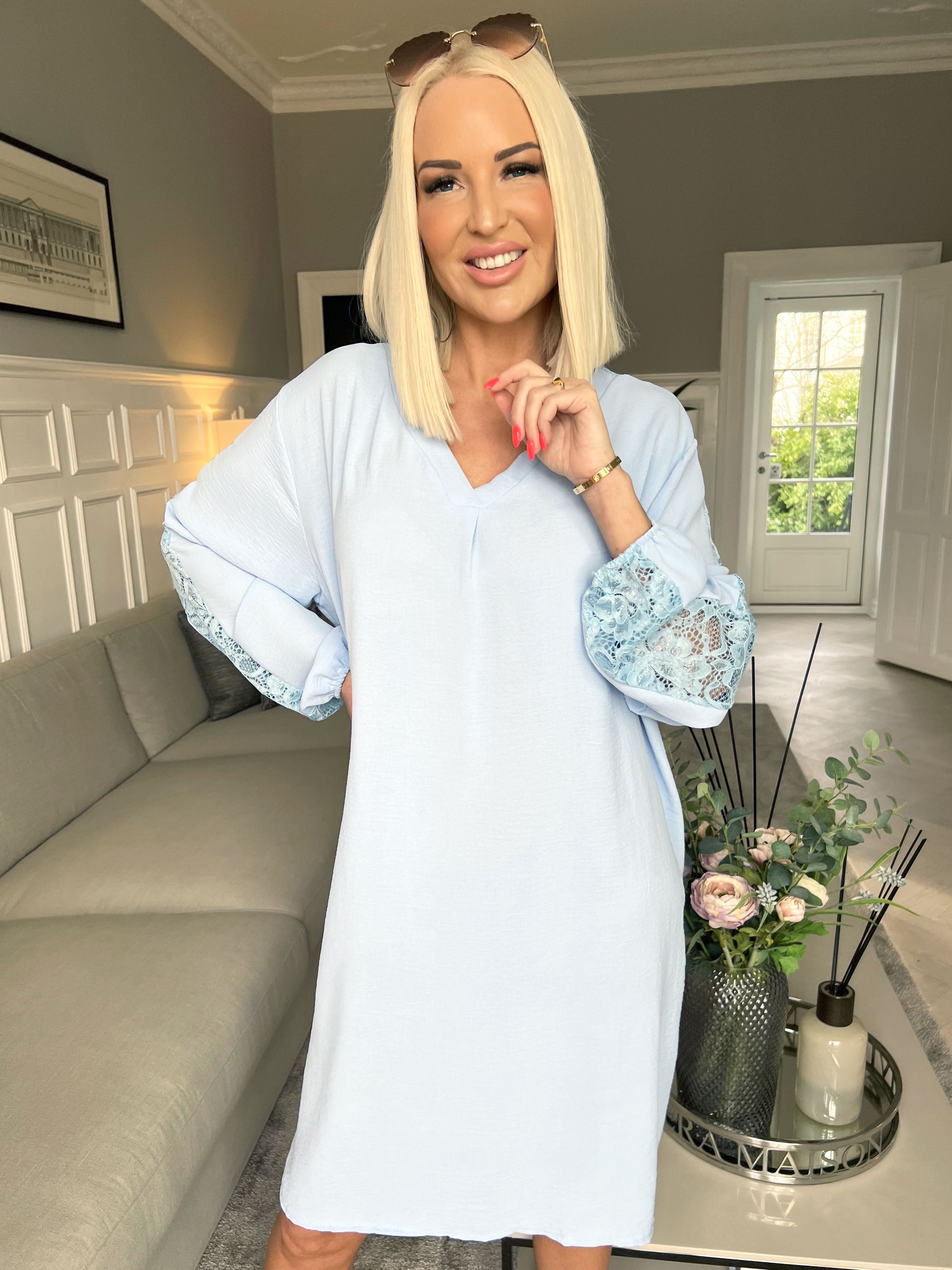 Carmen - Plain kjole med smuk blonderyg og ærmer